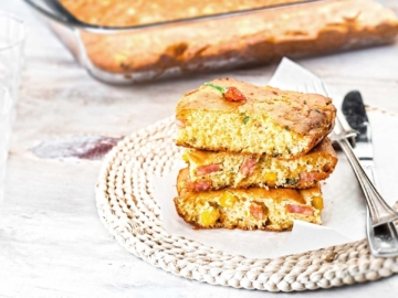 Πικάντικη κασερόπιτα με καλαμπόκι και λουκάνικο