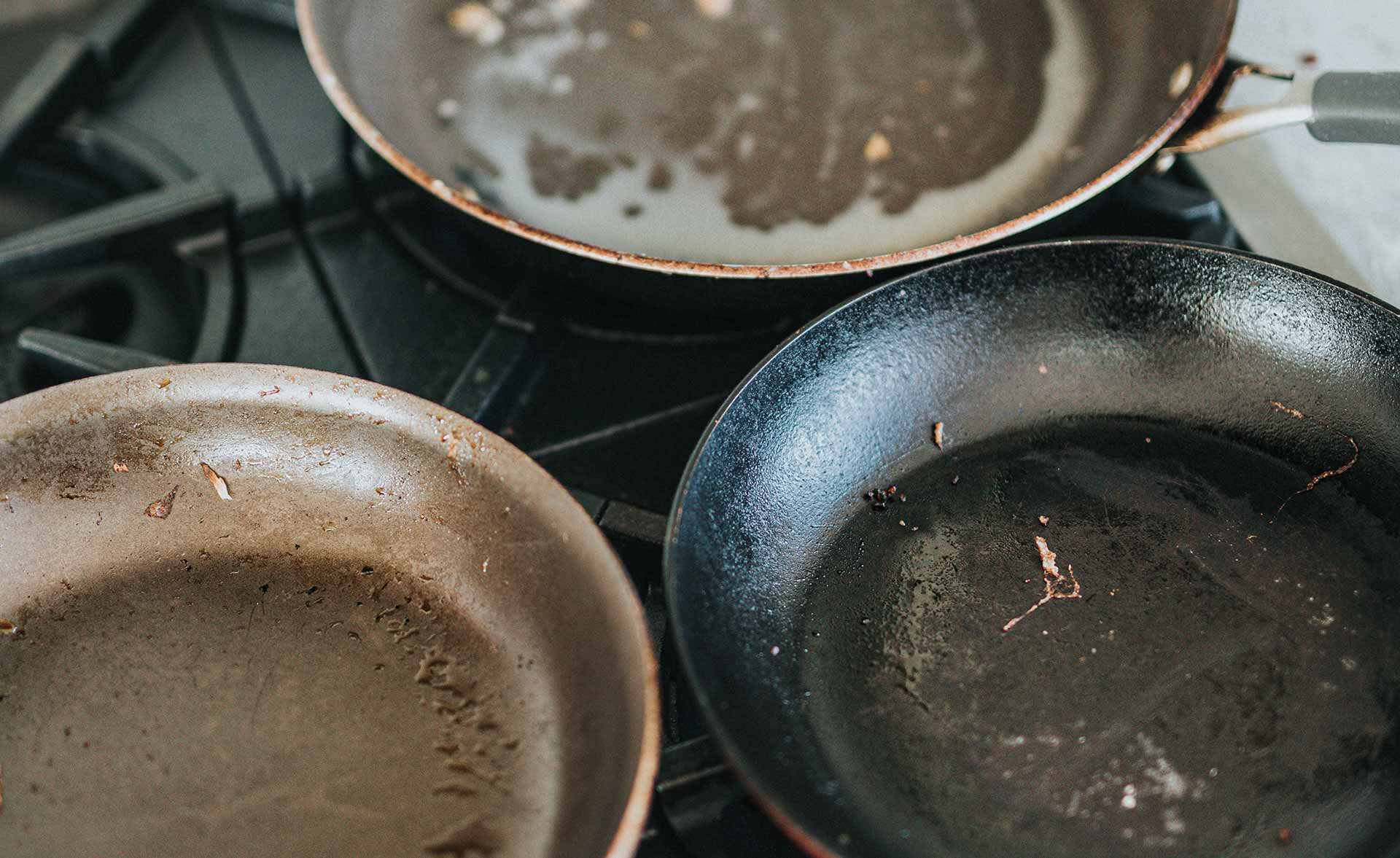 5 εύκολοι τρόποι για να καθαρίσουμε τα καμένα τηγάνια
