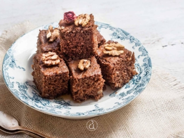 Καρυδόπιτα με σιμιγδάλι μελαχροινή