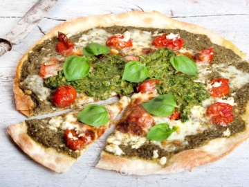 Πίτσα με σάλτσα verde, ψητά ντοματίνια με μυρωδικά και φέτα