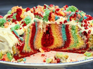 Κέικ ουράνιο τόξο (Rainbow cake) σαν τούρτα