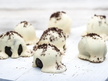 Τρουφάκια με μπισκότα και λευκή σοκολάτα