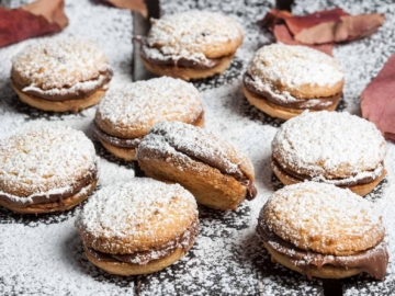 Κουραμπιέδες γεμιστοί με σοκολάτα