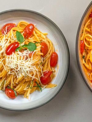 Μακαρονάδα με ντομάτα και τυρί σε ένα σκεύος