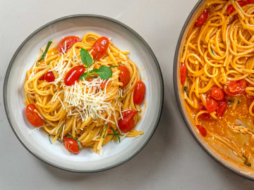 Μακαρονάδα με ντομάτα και τυρί σε ένα σκεύος