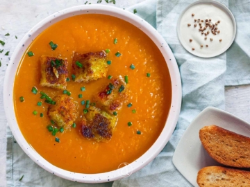 Σούπα κολοκύθας με κρουτόν και τσιπς μπέικον