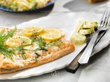 Φρέσκος σολωμός σε πακέτο με αρωματικό βούτυρο