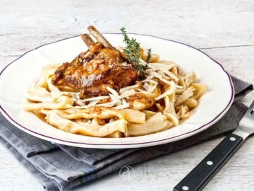 Kατσικάκι Μπρούσκο με σκιουφιχτά μακαρούνια και χαλούμι