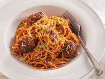 Κεφτέδες με ντομάτα στο τηγάνι