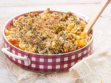 Penne Rigate με σάλτσα Arabiata και λαχανικά με κρούστα στο φούρνο