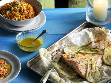 Σολομός στη λαδόκολλα με πολύχρωμες φακές