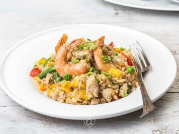 Κινέζικο τηγανητό ρύζι με κοτόπουλο και γαρίδες