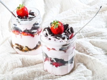 Παρφέ με μπισκότα και φράουλες