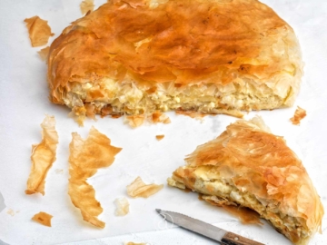 Τυρόπιτα με σιμιγδάλι αναποδογυριστή