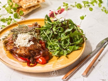 Μπριζολάκια με βαλσαμικό ξίδι και καραμελωμένα λαχανικά