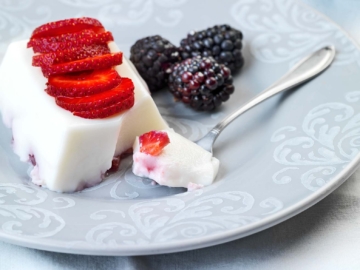 Νηστίστιμη πουτίγκα με σάλτσα φράουλας