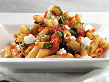 Πένες με σάλτσα μελιτζάνας, κολοκύθι και ξινομυζήθρα