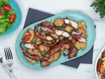 Χταπόδι μελωμένο με τσακιστές πατάτες στο φούρνο