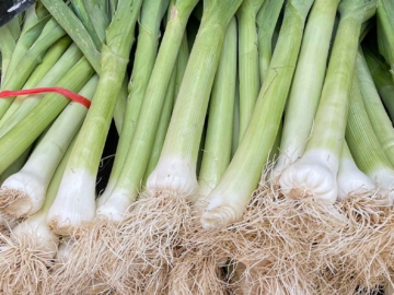 Πώς να κόψεις και να καθαρίσεις τα πράσα