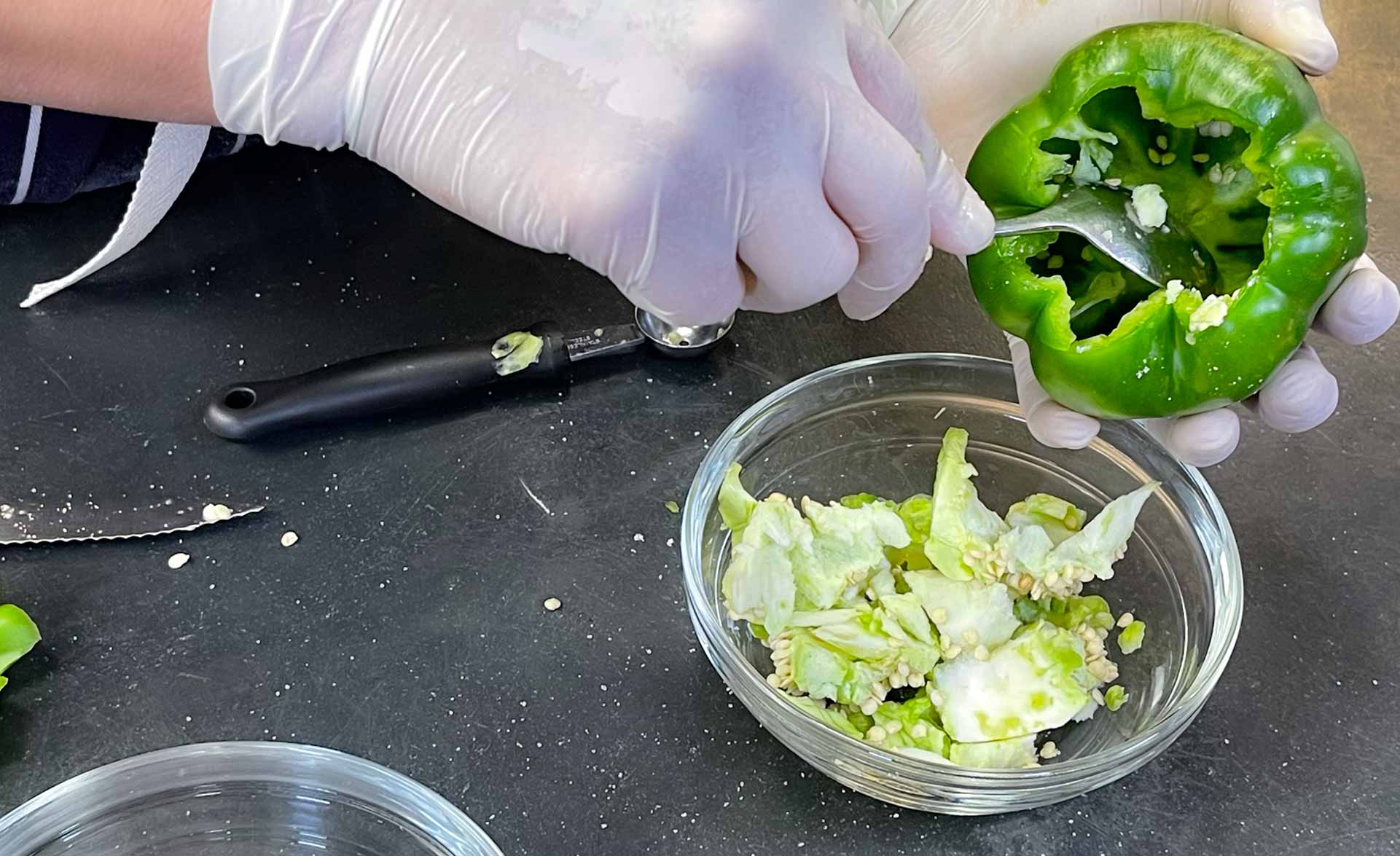 Πώς να αδειάσω πιπεριές για γεμιστά;
