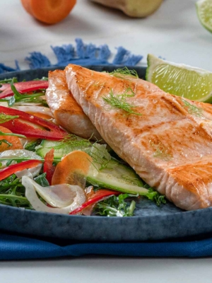 Σολομός ψητός στο τηγάνι με μαριναρισμένα λαχανικά