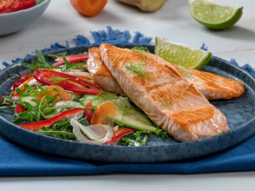 Σολομός ψητός στο τηγάνι με μαριναρισμένα λαχανικά