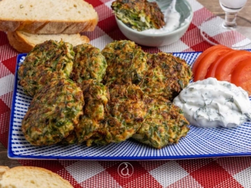 Κεφτέδες με σπανάκι και χόρτα