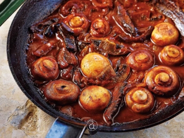 Μανιτάρια στιφάδο µε πουρέ καλαµποκιού