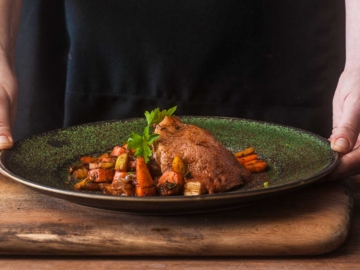 Πως κάνω το κοκκινιστό μοσχάρι να λιώνει στη κατσαρόλα