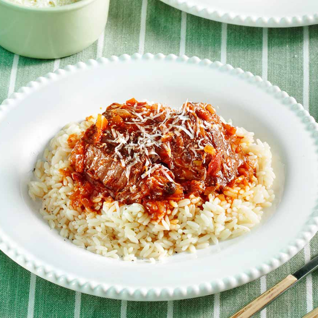 Greek beef stew with rice (Moschari kokkinisto)