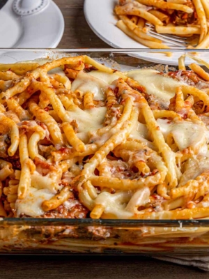 Μοσχάρι κοκκινιστό με μακαρόνια στο φούρνο