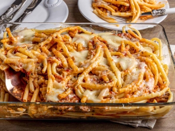 Μοσχάρι κοκκινιστό με μακαρόνια στο φούρνο