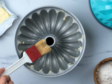 Μάθε πώς βουτυρώνεις τη φόρμα για κέικ