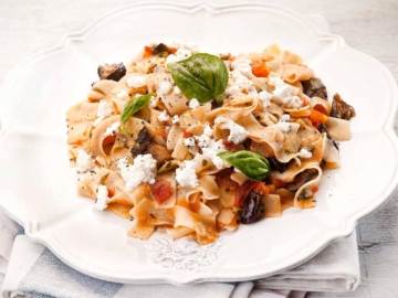 Κρητικές χυλοπίτες με μελιτζάνες και φέτα