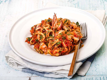 Καλαμαράκια με σάλτσα στην κατσαρόλα