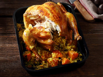 Κότα γεμιστή με ρύζι, σταφίδες και μπαχαρικά