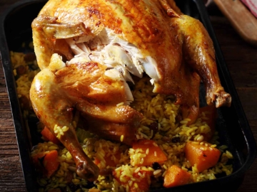 Κότα γεμιστή με ρύζι, σταφίδες και μπαχαρικά