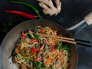 Noodles με κοτόπουλο και γλυκόξινη σάλτσα