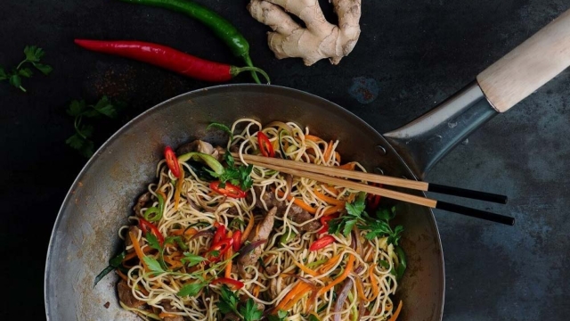 Noodles με κοτόπουλο και γλυκόξινη σάλτσα