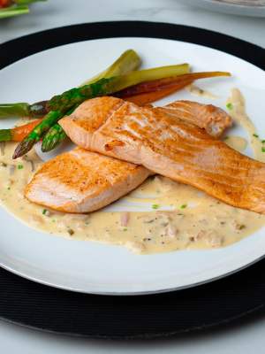 Σολομός με κρεμώδη σάλτσα