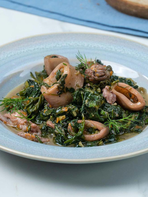 Καλαμάρια λεμονάτα φρικασέ με σπανάκι και χόρτα
