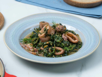 Καλαμάρια λεμονάτα φρικασέ με σπανάκι και χόρτα