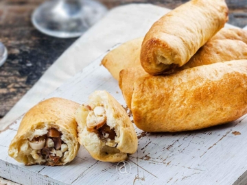 Πιροσκί με πατάτα και λουκάνικο