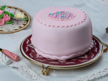 Τούρτα γενεθλίων με ζαχαρόπαστα