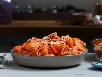 Κοχύλια με σάλτσα ντομάτας και λουκάνικο