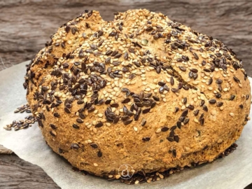 Πολύσπορο ψωμί ολικής άλεσης