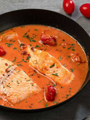Σολομός με σάλτσα ντομάτας