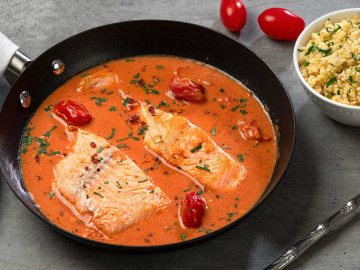 Σολομός με σάλτσα ντομάτας