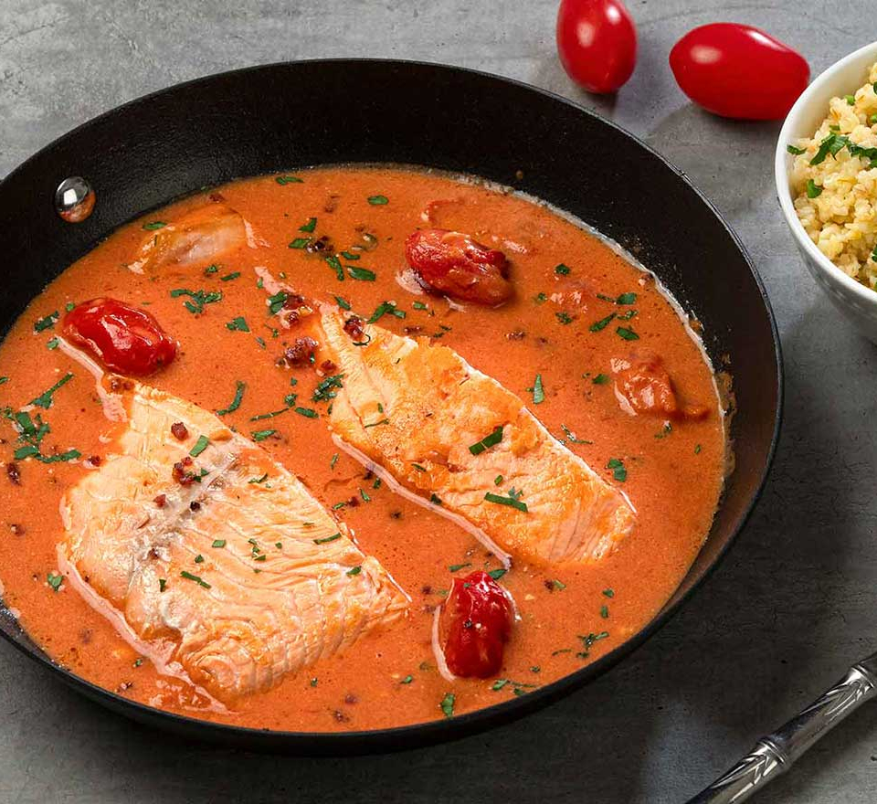 σολομος με σαλτσα ντοματας