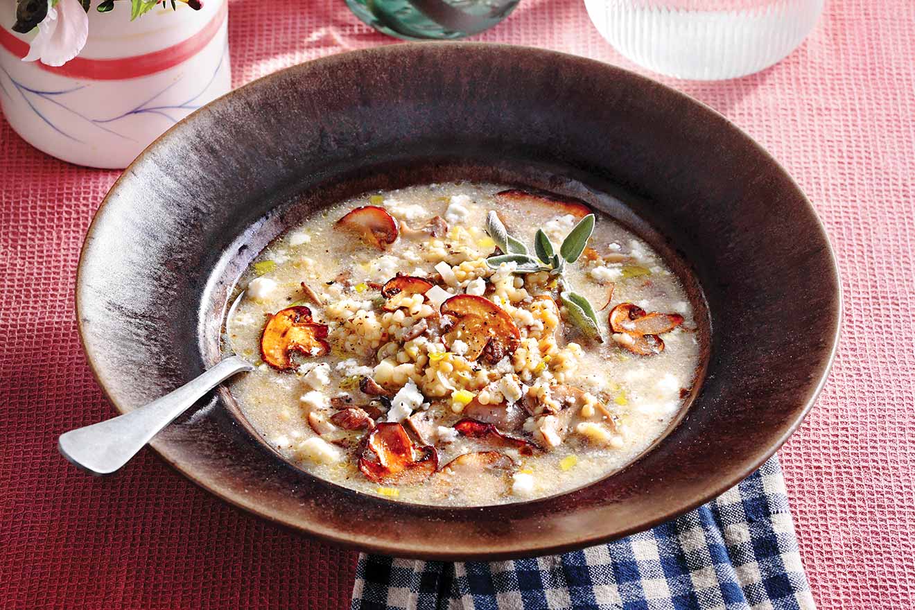 Σούπα τραχανά με μανιτάρια και μανούρι